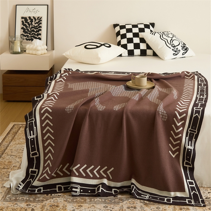 91家纺网 家纺一手货源 找家纺 暖绵绵家纺 2025新款兔绒纱系列盖毯披肩毯毯子-巴纳斯【最低零售价：143元】 巴纳斯-咖色