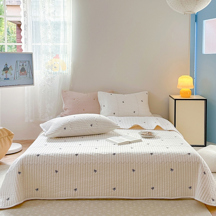 91家纺网 家纺一手货源 找家纺 优悦生活馆 2025新款亲肤舒适水洗棉夹棉床盖 幻蝶-白