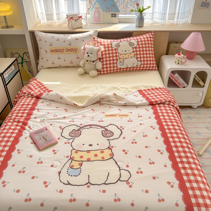 91家纺网 家纺一手货源 找家纺 星期八 2025新款针织棉夏被四件套 樱桃小狗