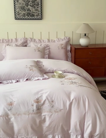 91家纺网 家纺一手货源 找家纺 U品汇 A类全棉色织水洗棉刺绣花四件套纯棉100%棉韩版公主风立体花朵 春野浪漫-薰衣紫