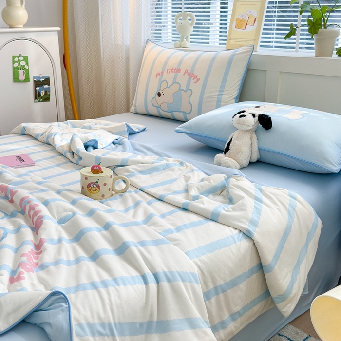 91家纺网 家纺一手货源 找家纺 星期八 2025新款针织棉夏被四件套 竖条狗狗蓝