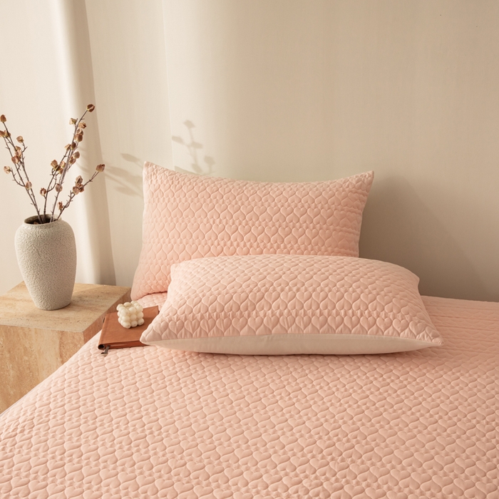 91家纺网 家纺一手货源 找家纺 优悦生活馆 2025新款亲肤水洗棉夹棉防水床笠 桃心-粉