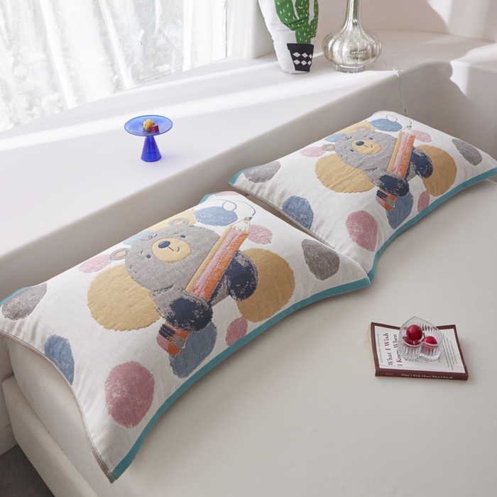 91家纺网 家纺一手货源 找家纺 爱港家纺 2025新款全棉纱布-萌宠治愈系列枕巾 铅笔熊52*75cm