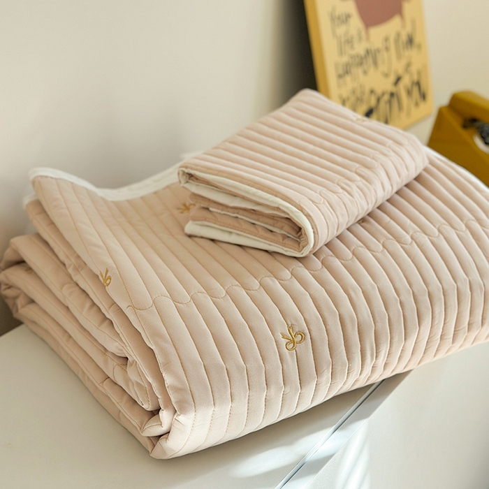 91家纺网 家纺一手货源 找家纺 优悦生活馆 2025新款亲肤舒适水洗棉夹棉床盖 幻蝶-卡其