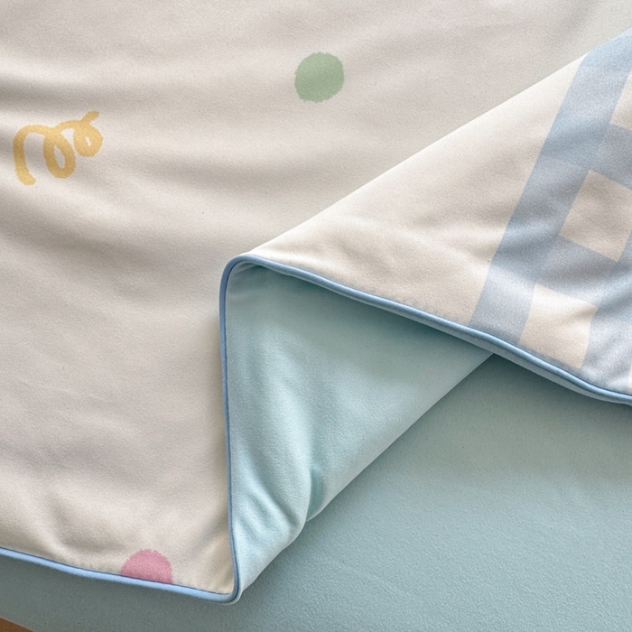 91家纺网 家纺一手货源 找家纺 星期八 2025新款针织棉夏被四件套 快乐伙伴