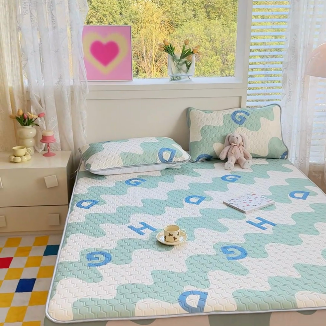 91家纺网 家纺一手货源 找家纺 小萌虎 2025新款凉感丝胶质凉席床笠款 波浪字母