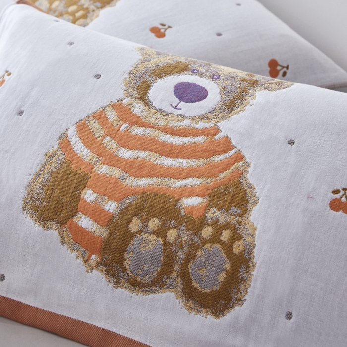 91家纺网 家纺一手货源 找家纺 爱港家纺 2025新款全棉纱布-萌宠治愈系列枕巾 樱桃熊52*75cm