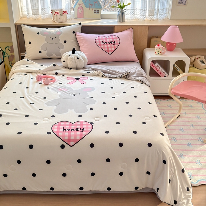 91家纺网 家纺一手货源 找家纺 星期八 2025新款针织棉夏被四件套 波点兔