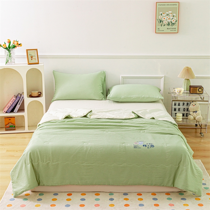 91家纺网 家纺一手货源 找家纺 天瑜家纺 2025新款亲肤舒适泡泡棉夏被 绿+米黄