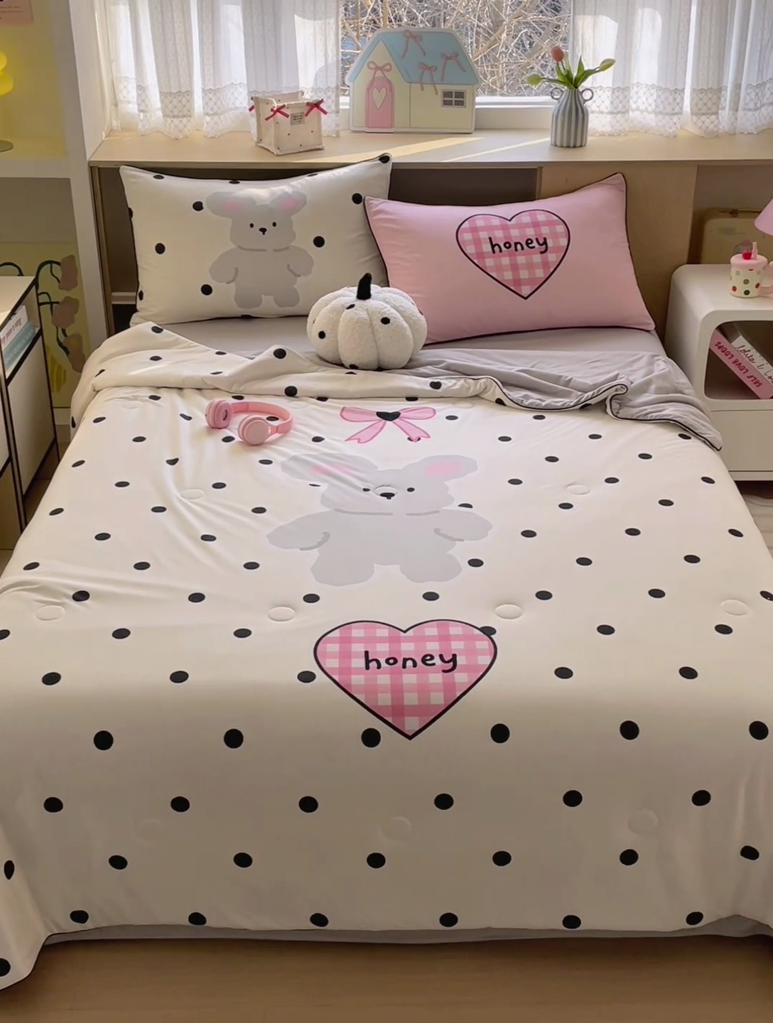 91家纺网 家纺一手货源 找家纺 星期八 2025新款针织棉夏被四件套 波点兔