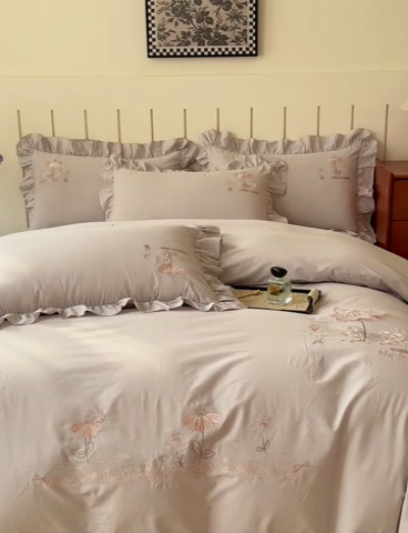 91家纺网 家纺一手货源 找家纺 U品汇 A类全棉色织水洗棉刺绣花四件套纯棉100%棉韩版公主风立体花朵 春野浪漫-时尚灰