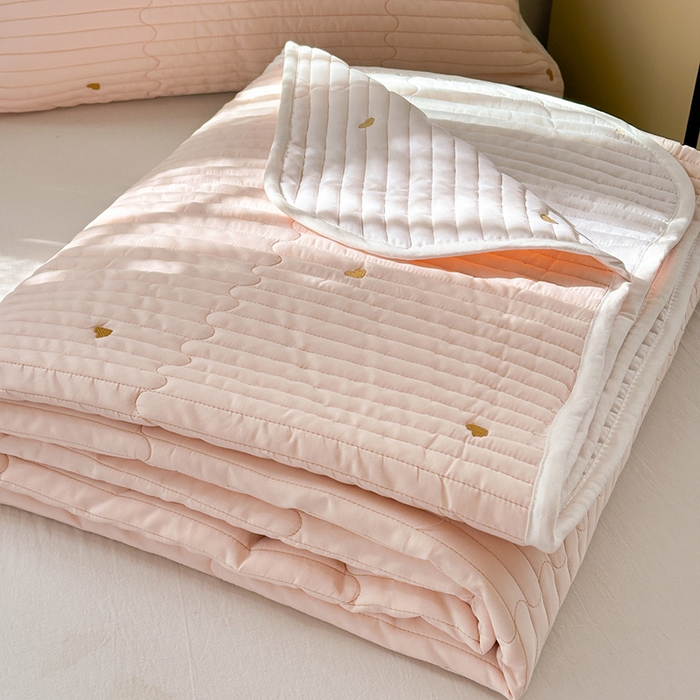 91家纺网 家纺一手货源 找家纺 优悦生活馆 2025新款亲肤舒适水洗棉夹棉床盖 暖心-粉