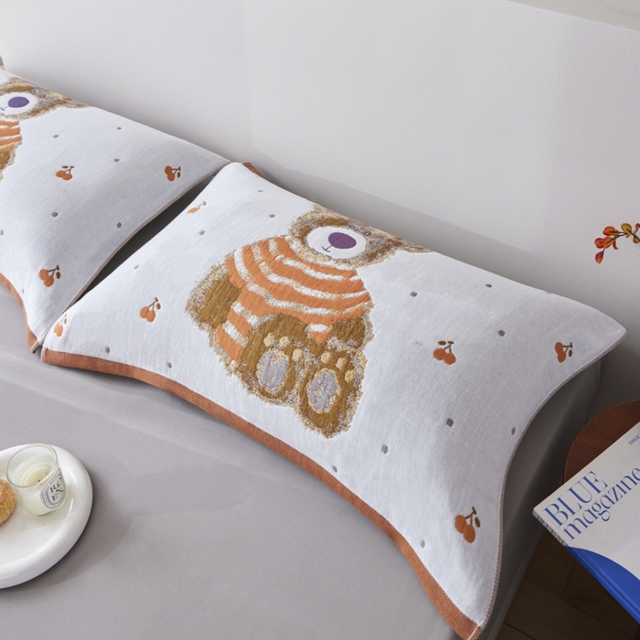 91家纺网 家纺一手货源 找家纺 爱港家纺 2025新款全棉纱布-萌宠治愈系列枕巾 樱桃熊52*75cm