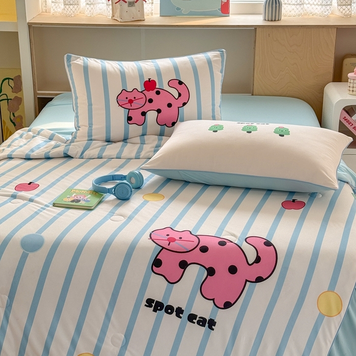 91家纺网 家纺一手货源 找家纺 星期八 2025新款针织棉夏被四件套 波点小猫