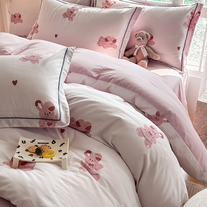 91家纺网 家纺一手货源 找家纺 眷恋家纺 2025年春夏全棉铂金棉13376数码印花四件套 爱心兔-粉