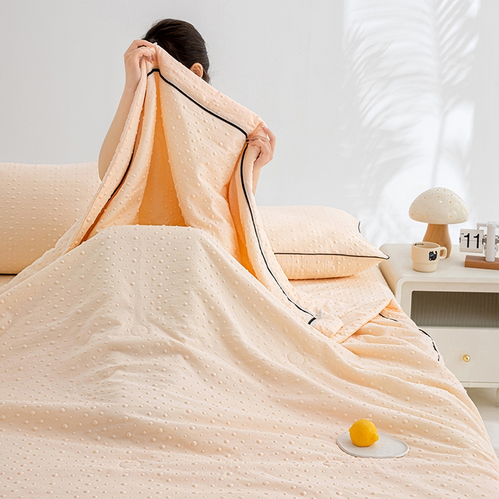 91家纺网 家纺一手货源 找家纺 绒世界 绒世界 2025新款凉豆豆包边夏被四件套 凉豆豆-香槟色