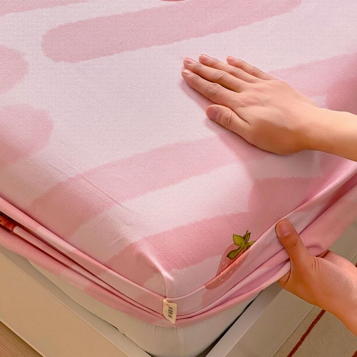 91家纺网 家纺一手货源 找家纺 ME/ERA HOME寐时代 2025新款全棉老粗布床笠款三件套 全棉卡通-草莓-粉