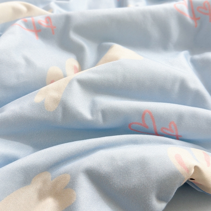 91家纺网 家纺一手货源 找家纺 星期八 2025新款针织棉夏被四件套 爱心兔蓝