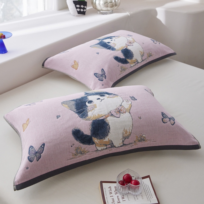 91家纺网 家纺一手货源 找家纺 爱港家纺 2025新款全棉纱布-萌宠治愈系列枕巾 戏蝶猫52*75cm