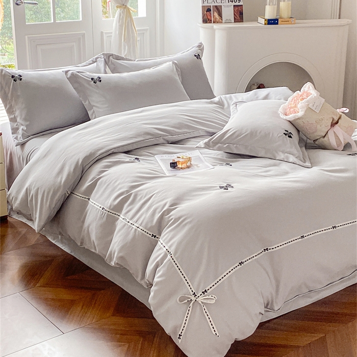 91家纺网 家纺一手货源 找家纺 庭笙 2025新款小香风满版刺绣蝴蝶小清新四件套—黑巧可可 浅灰