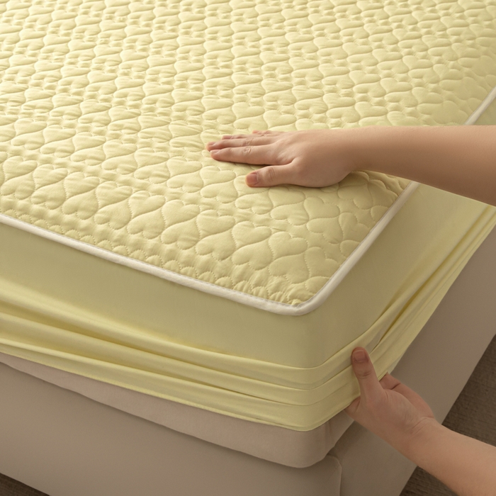 91家纺网 家纺一手货源 找家纺 优悦生活馆 2025新款亲肤水洗棉夹棉防水床笠 桃心-黄