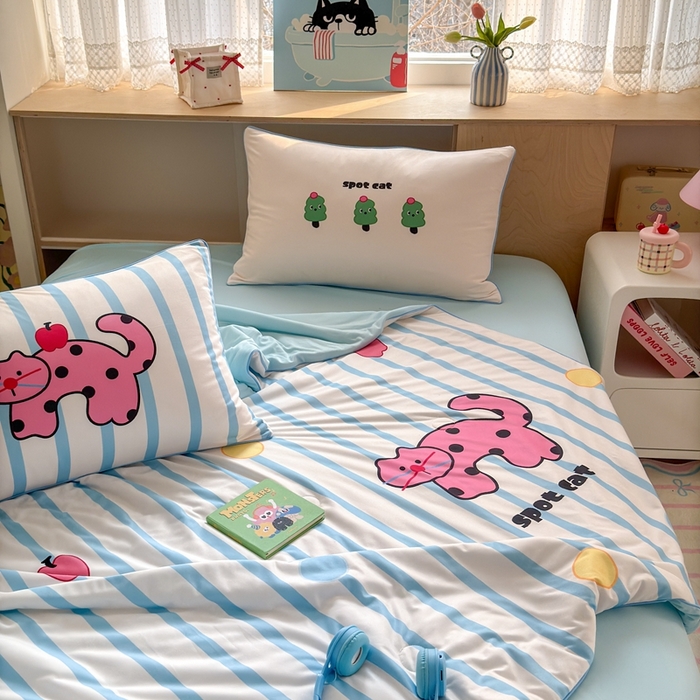 91家纺网 家纺一手货源 找家纺 星期八 2025新款针织棉夏被四件套 波点小猫