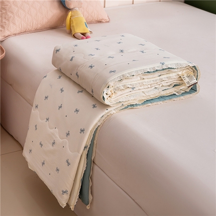 91家纺网 家纺一手货源 找家纺 艺菲阁家纺 2025新款花边款小碎花A类云感双层纱夏被 相思-蓝