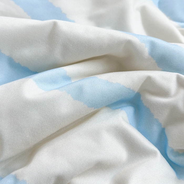 91家纺网 家纺一手货源 找家纺 星期八 2025新款针织棉夏被四件套 竖条狗狗蓝