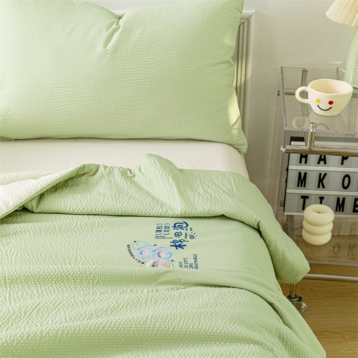 91家纺网 家纺一手货源 找家纺 天瑜家纺 2025新款亲肤舒适泡泡棉夏被 绿+米黄