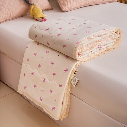 91家纺网 家纺一手货源 找家纺 艺菲阁家纺 2025新款花边款小碎花A类云感双层纱夏被 相思-粉