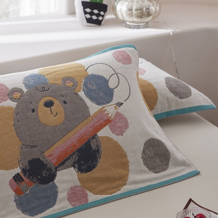 91家纺网 家纺一手货源 找家纺 爱港家纺 2025新款全棉纱布-萌宠治愈系列枕巾 铅笔熊52*75cm