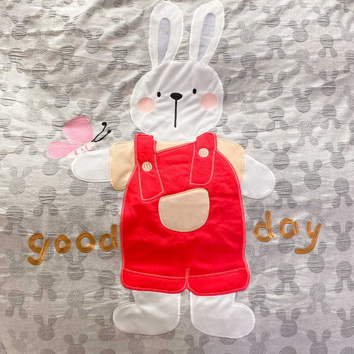 91家纺网 家纺一手货源 找家纺 千朵 2025新款全棉提花四件套 背带小兔