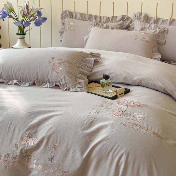 91家纺网 家纺一手货源 找家纺 U品汇 A类全棉色织水洗棉刺绣花四件套纯棉100%棉韩版公主风立体花朵 春野浪漫-时尚灰