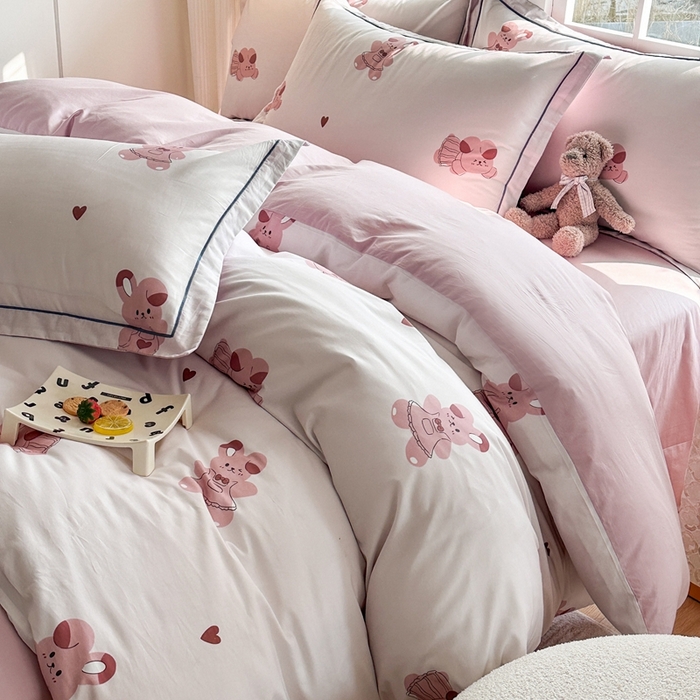 91家纺网 家纺一手货源 找家纺 眷恋家纺 2025年春夏全棉铂金棉13376数码印花四件套 爱心兔-粉