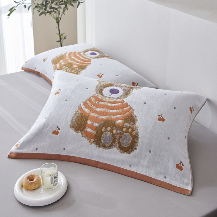 91家纺网 家纺一手货源 找家纺 爱港家纺 2025新款全棉纱布-萌宠治愈系列枕巾 樱桃熊52*75cm