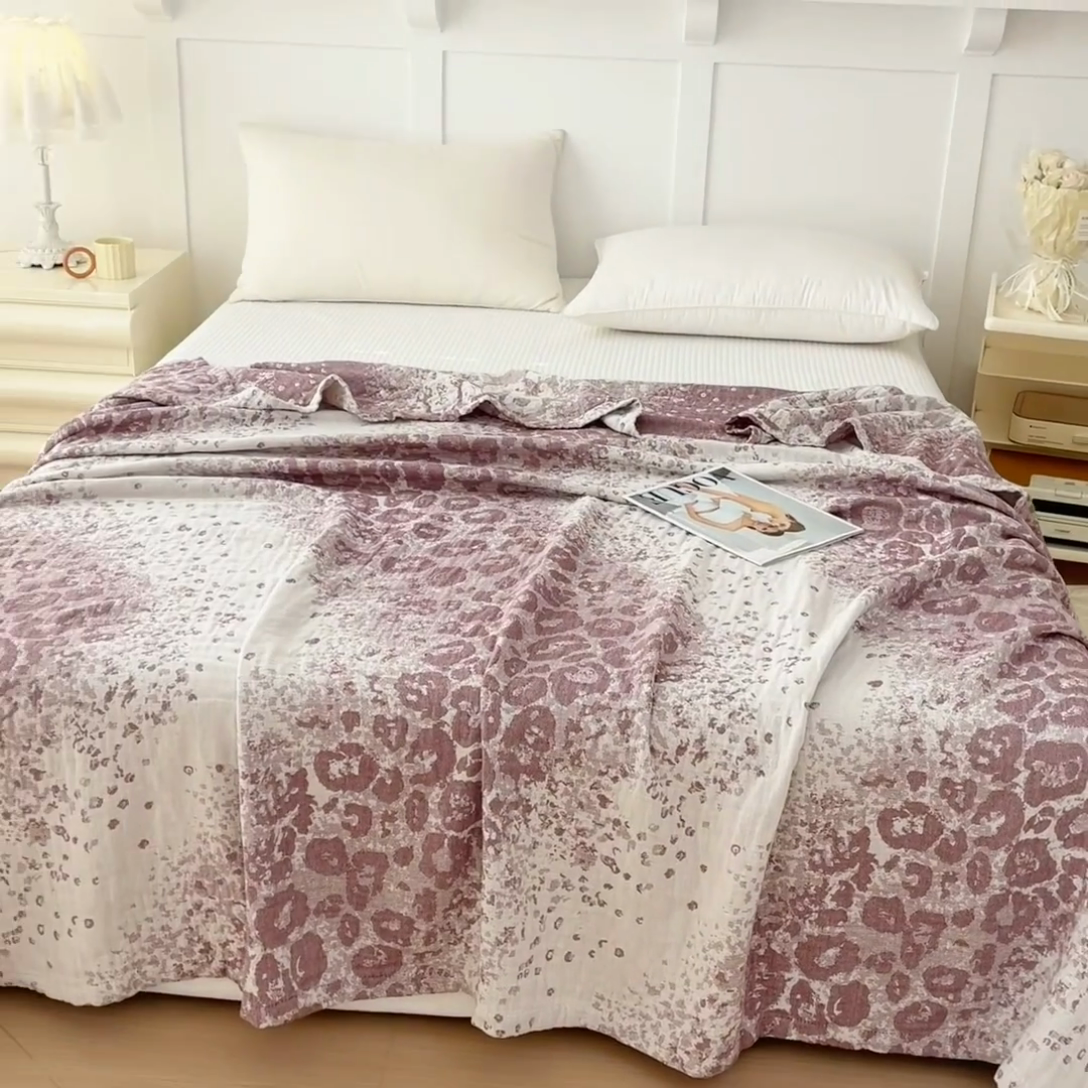 91家纺网 家纺一手货源 找家纺 悦然毛巾被 2025新款三层水洗全棉毛巾被 豹纹酒红