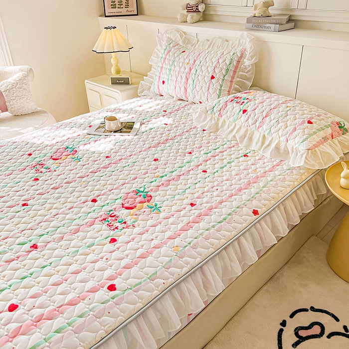 91家纺网 家纺一手货源 找家纺 眠势力 2025新款韩版花边床笠雪纺公主风ins夹棉四季款床罩保护套 糖果草莓