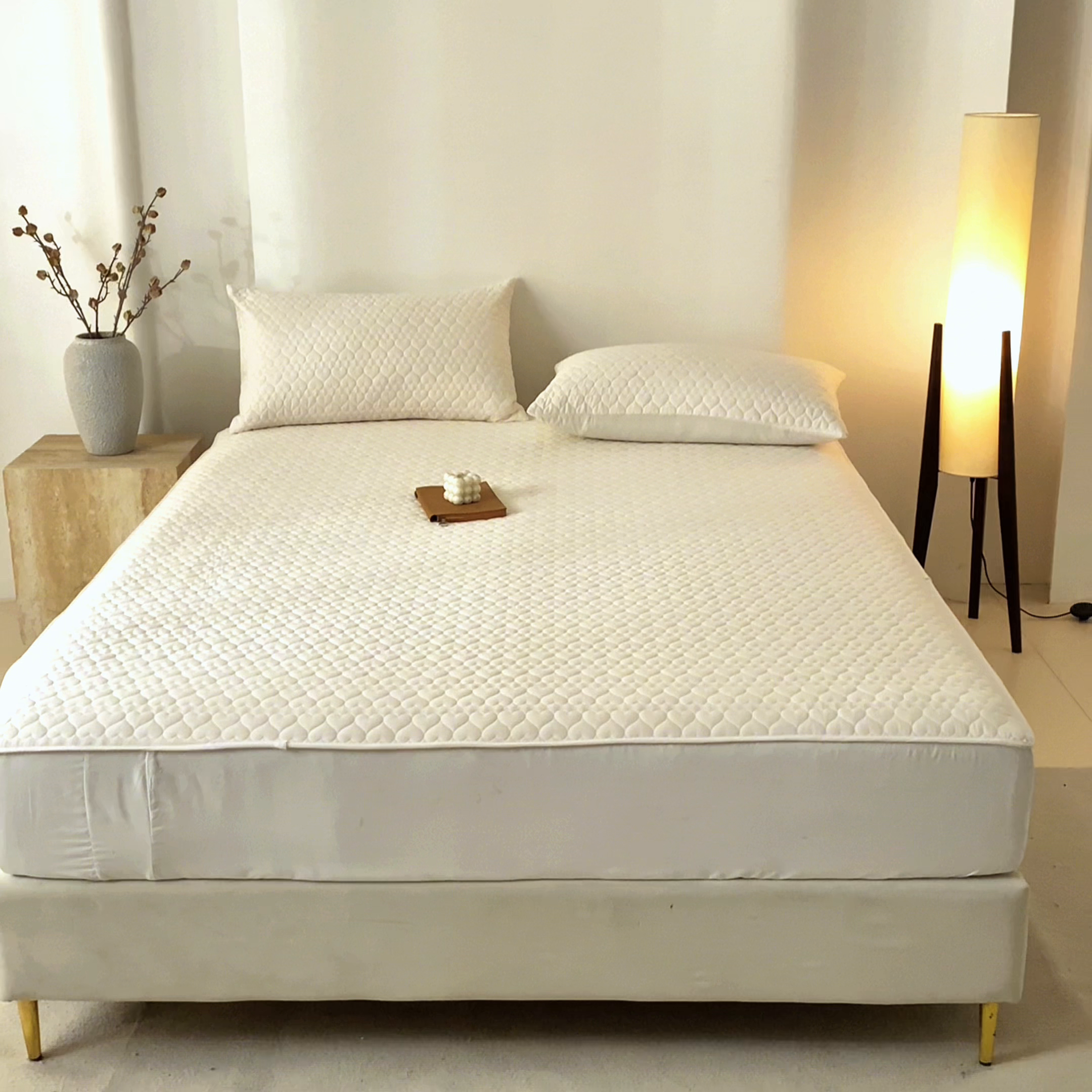 91家纺网 家纺一手货源 找家纺 优悦生活馆 2025新款亲肤水洗棉夹棉防水床笠 桃心-白