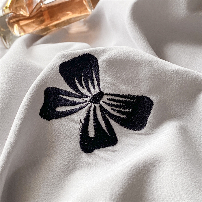 91家纺网 家纺一手货源 找家纺 庭笙 2025新款小香风满版刺绣蝴蝶小清新四件套—黑巧可可 浅灰