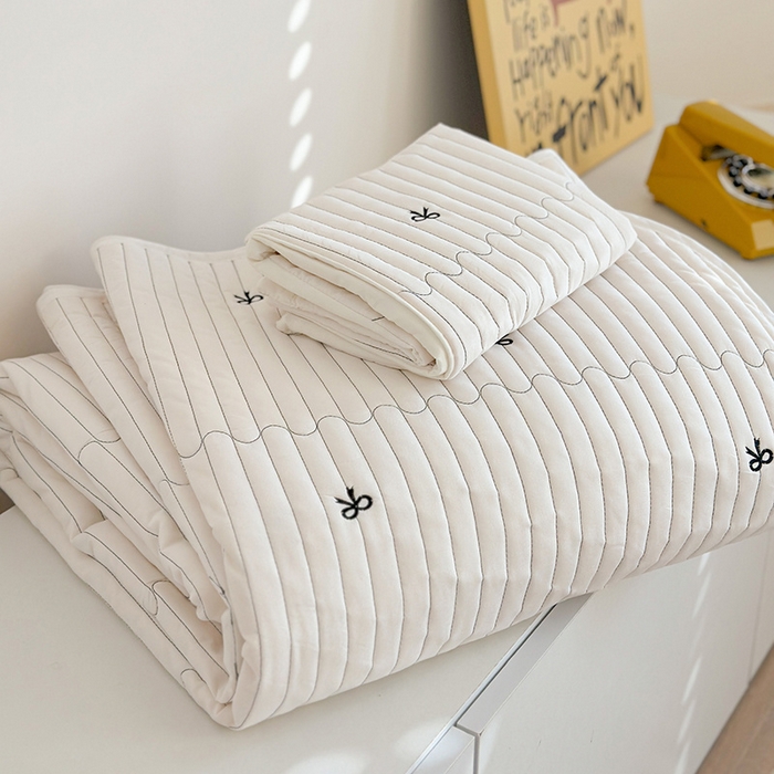 91家纺网 家纺一手货源 找家纺 优悦生活馆 2025新款亲肤舒适水洗棉夹棉床盖 幻蝶-白