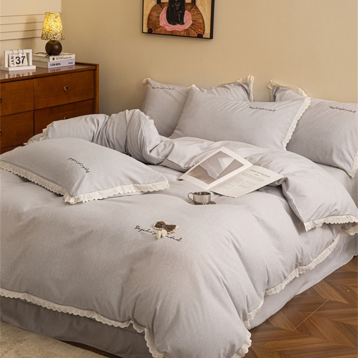 91家纺网 家纺一手货源 找家纺 庭笙 2025新款无印.色织条纹少女韩式小花边简约条纹四件套 色织条纹.灰