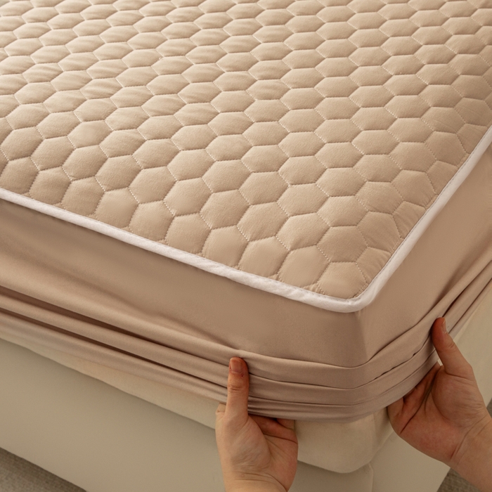 91家纺网 家纺一手货源 找家纺 优悦生活馆 2025新款亲肤水洗棉夹棉防水床笠 方格-卡其