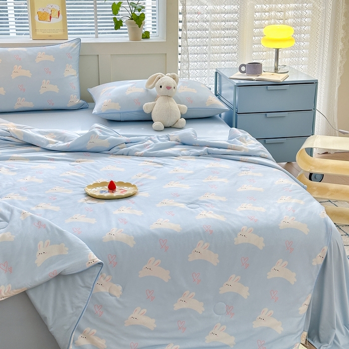 91家纺网 家纺一手货源 找家纺 星期八 2025新款针织棉夏被四件套 爱心兔蓝