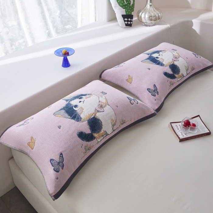 91家纺网 家纺一手货源 找家纺 爱港家纺 2025新款全棉纱布-萌宠治愈系列枕巾 戏蝶猫52*75cm