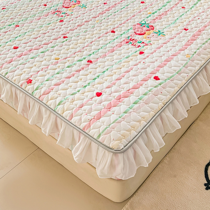 91家纺网 家纺一手货源 找家纺 眠势力 2025新款韩版花边床笠雪纺公主风ins夹棉四季款床罩保护套 糖果草莓