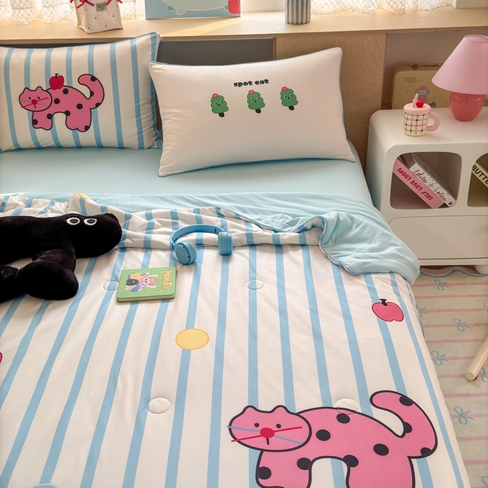 91家纺网 家纺一手货源 找家纺 星期八 2025新款针织棉夏被四件套 波点小猫