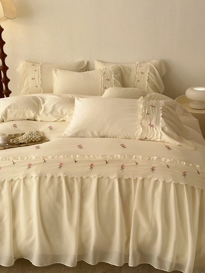 91家纺网 家纺一手货源 找家纺 米可 2025新款水洗棉蕾丝花边绣花工艺款四件套 玫瑰仙子-白粉