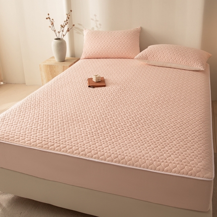 91家纺网 家纺一手货源 找家纺 优悦生活馆 2025新款亲肤水洗棉夹棉防水床笠 桃心-粉