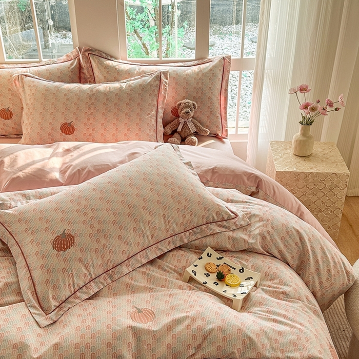 91家纺网 家纺一手货源 找家纺 眷恋家纺 2025年春夏全棉铂金棉13376数码印花四件套 梦幻南瓜-粉