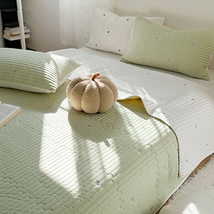 91家纺网 家纺一手货源 找家纺 优悦生活馆 2025新款亲肤舒适水洗棉夹棉床盖 暖心-绿